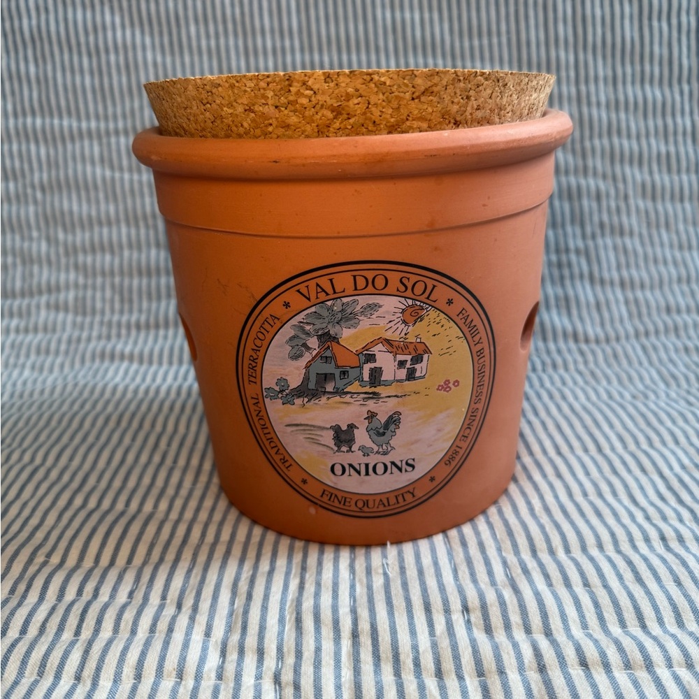 Terracotta Onion Storage Pot with Cork Lid